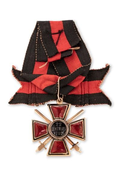  Croix de Saint Wladimir 4e classe, avec glaives. 
Or et émail. Croix du type bombé,...