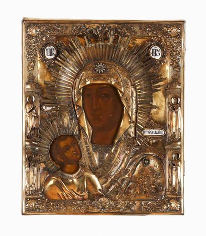  Grande icône de la Mère de Dieu Pétrovsky. 
Flanquée à gauche de Saint Jean le Précurseur...