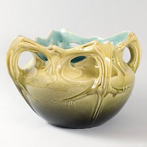  Hector GUIMARD , modèle de 

Vase en faience emaillé polychrome modèle Chalmont.

H... Gazette Drouot