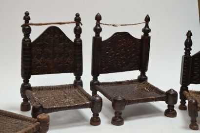  Quatre chaises basses en bois 
Pakistan, XIXe siècle 
H : 72, 75, 76 et 64 cm