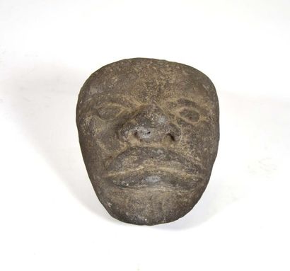 Masque applique en pierre de lave 
Maya,...