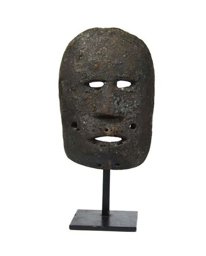  Masque cérémoniel, il présente un visage ancestral aux traits épurés 
Bois, très...