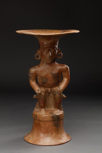  Statue anthropomorphe représentant un chef assis sur un piédestal en forme de cloche,...