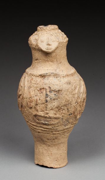  Vase cultuel présentant un buste stylisé à décor de symboles en relief. 
Terre cuite...