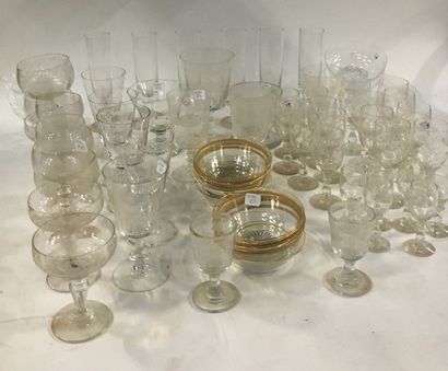  Lot de verreries et cristal divers comprenant : 
- 7 verres à vins blancs 
- 6 verres...