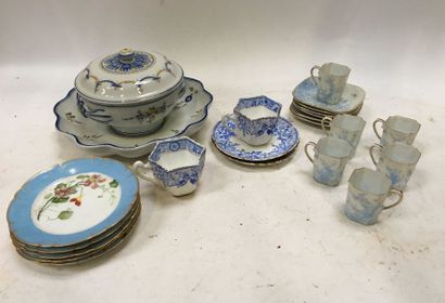  Parties de services à thé en porcelaine blanche à décors d'éléments feuillagés bleus...