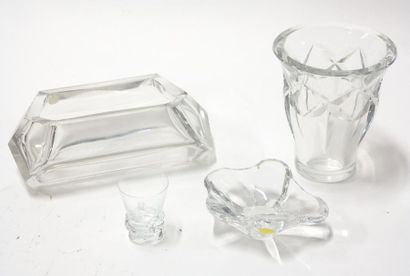  Lot en cristal comprenant un vase Baccarat en cristal taillé, un vase de forme rectangulaire...