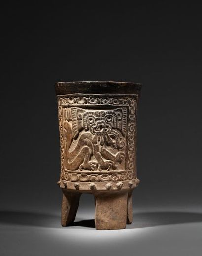  Vase tripode en forme de tambour cérémoniel. Il est orné de deux cartouches gravés...