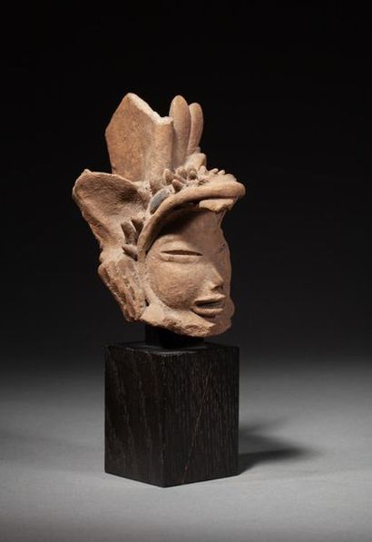  Tête de prêtre du dieu Quetzalcoatl. Il présente un visage, probablement sous l'effet...
