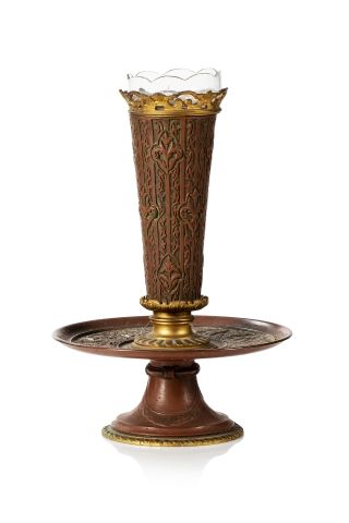 Vase en bronze à patine rouge et or, de forme…