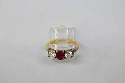 null Bague en or jaune 18K (750) sertie d'un rubis ovale entre deux diamants taillés...
