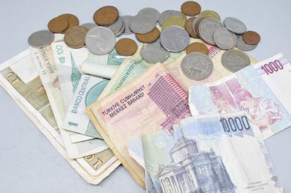 null Ensemble de billets de banque (Monde) et de pièces de monnaie (majoritairement...