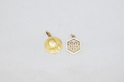 null Deux médailles religieuses en or jaune 18k (750). 

Poids : 3.80 g.