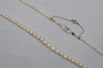 null Collier de perles de cultures en chute, le fermoir en or gris 18K(750)serti...