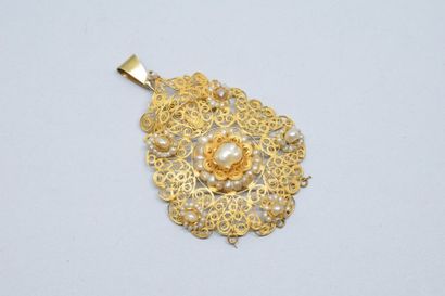 null Pendentif en or jaune 14k (585) filigrané agrémenté de perles baroques.

Poids...