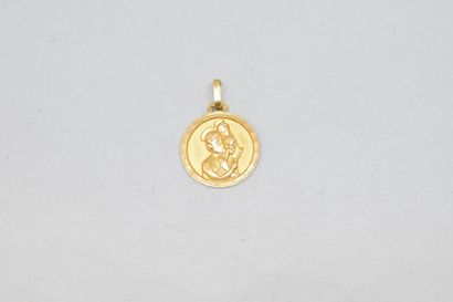 null Médaille ronde de baptême en or jaune 18k (750), non gravée. 

Diam. : 16 mm....