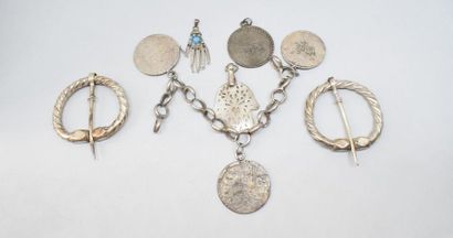 null Débris de bijoux d'Afrique du Nord : bracelet en argent avec trois pièces en...