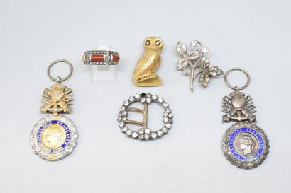 null Lot de bijoux divers comprenant, deux broches ajourées en métal ornée de pierres...