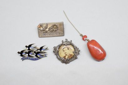 null Lot de bijoux fantaisies comprenant une broche en métal émaillé à décor d'hirondelles,...