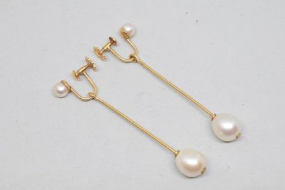 null Paire de pendants d'oreilles en or jaune 18k (750) agrémentés de perles.

Longueur...