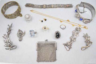 null Lot de bijoux fantaisies comprenant broches, bracelets et bagues. 