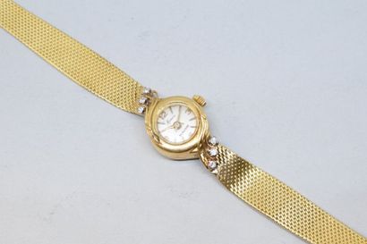null Montre bracelet de dame en or jaune 18k (750), boîtier rond, la lunette épaulé...
