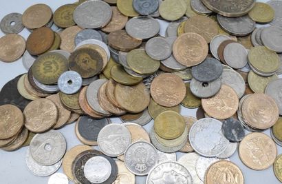 Ensemble de pièces de monnaie du monde majoritairement...