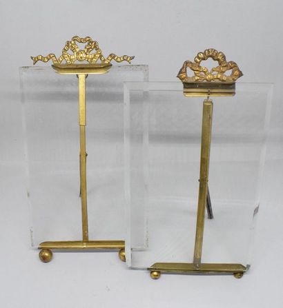 null Paire de porte photo en métal doré, à décor de guirlande.

De style Louis XVI.

Dimensions...
