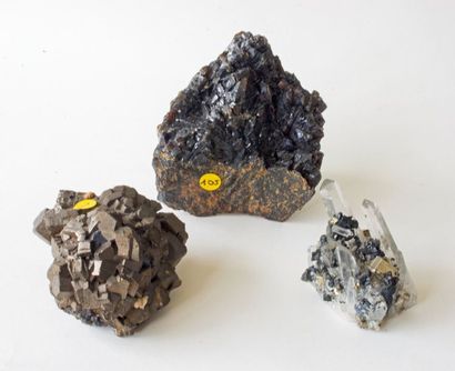 null Trois jolis petits sulfures : Blende de Roumanie (8 cm); pyrite et quartz (5...