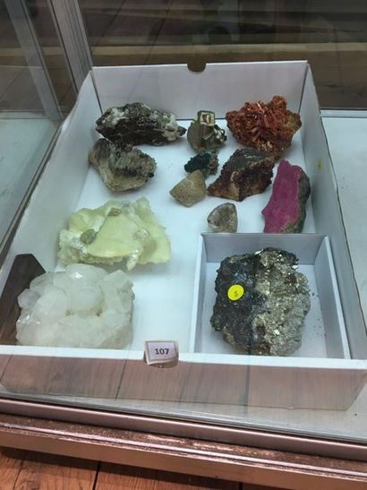 null Lot d'une douzaine de minéraux divers, cabinet à petit cabinet (crocoïte, calcite...