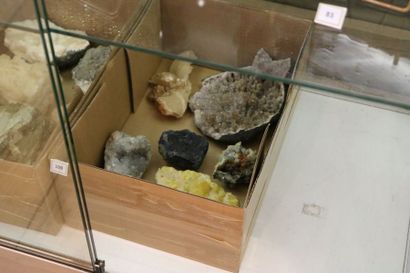 null Lot d'une dizaine de minéraux divers (7 à 18 cm), dont soufre de Sicile, géode...