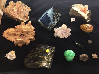 null  Douzaine de minéraux divers bruts et polis. 