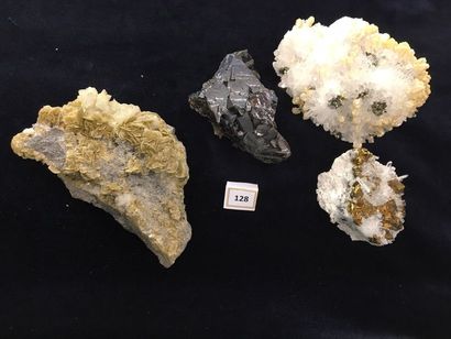 null  Quatre minéraux cabinet dont trois sulfures cristalisés. 