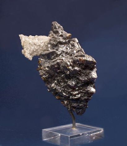 null BLENDE soclée des Etats-Unis (10 x 6 cm): agrégat de cristaux brillants atteignant...