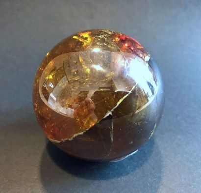 null Boule de BLENDE miel transparente (diamètre 55 mm). Jolis couleur et poli