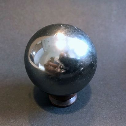 null Sphère d'Hématite, très joli poli (4 cm, 182 g). Mal rendue par les photos