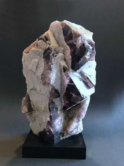 null FLUORINE violette sur socle, avec recouvrement de QUARTZ sur quelques faces...