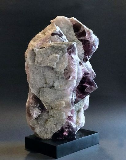 null FLUORINE violette sur socle, avec recouvrement de QUARTZ sur quelques faces...