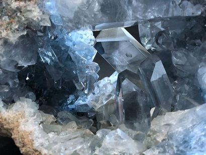 null CELESTINE de Sakoany, Madagascar (25,5 x 18,5 cm): jolis cristaux bleutés limpides...
