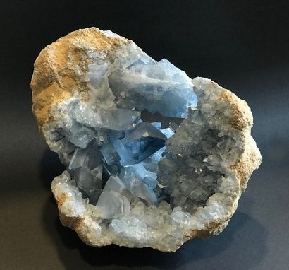 null CELESTINE de Sakoany, Madagascar (25,5 x 18,5 cm): jolis cristaux bleutés limpides...