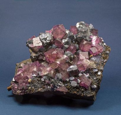 null FLUORINE violette ((20 x 15 cm) : cristaux centimétriques limpides et brillants...