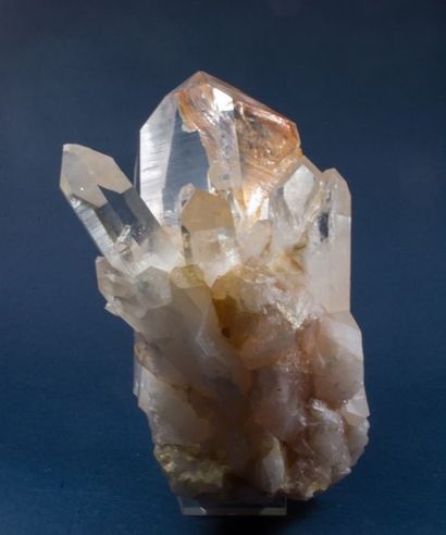 null Elégant QUARTZ "cristal de roche" soclé (18 x 11,5 cm) : groupe de cristaux,...