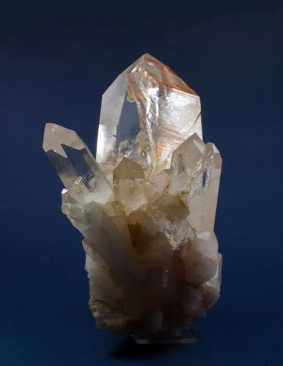 null Elégant QUARTZ "cristal de roche" soclé (18 x 11,5 cm) : groupe de cristaux,...