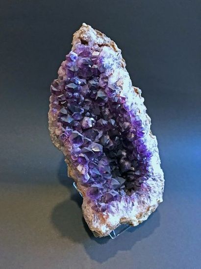 null Elégante AMETHYSTE soclée du Brésil (21,5 x 11 cm) : géode cristallisée all...