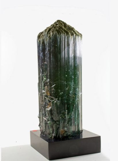 null Beau et grand cristal terminé soclé de TOURMALINE bleu-vert foncé du Brésil...