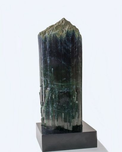 null Beau et grand cristal terminé soclé de TOURMALINE bleu-vert foncé du Brésil...