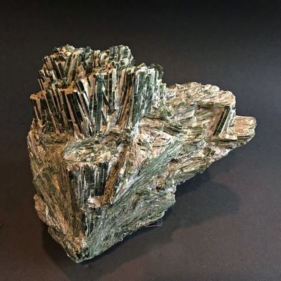 null EPIDOTES vert foncé accolées dans une gangue formant une roche ("Strahlstein")...