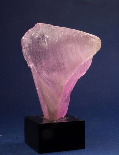 null KUNZITE mauve (9 x 8,5 x 3 cm - 350 g) : cristal soclé terminé, mais opaque...