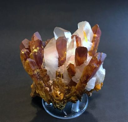 null Bel Orpiment et Calcite (10 cm), Shimen, Hunan, Chine : prismes brun ambré et...