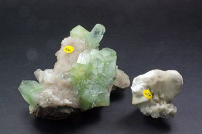 null Deux minéraux : Fluoroapophyllite vert clair et brillante / Apophyllite blanche...